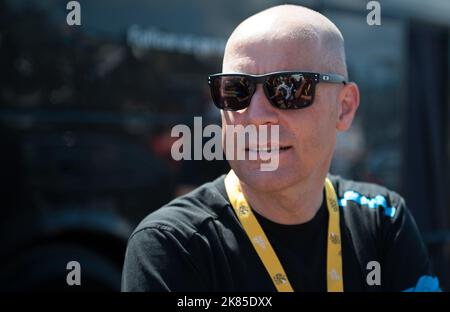 Sir David Brailsford, le principal de Team Sky Procycling, s'entretient avec les médias devant le bus de l'équipe le jour de l'ouverture du Tour de France à Porto Vecchio. Banque D'Images