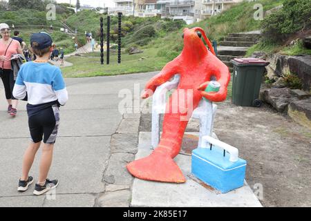 Sydney, Australie. 21st octobre 2022. L'exposition Sculpture by the Sea revient à la promenade côtière de 2km entre Bondi et Tamarama pour la première fois en trois ans et a été officiellement ouverte au public aujourd'hui. Photo : « Bruce » par Tom Buckland. Credit: Richard Milnes/Alamy Live News Banque D'Images