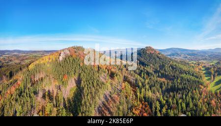 Parc de Rudawy Janowickie, Pologne. Vue aérienne des pics de Sokolik en automne Banque D'Images