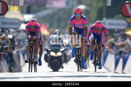 L'équipe Lampre Merida traverse la ligne d'arrivée à Nice en direction de Damiano Cunego. Banque D'Images