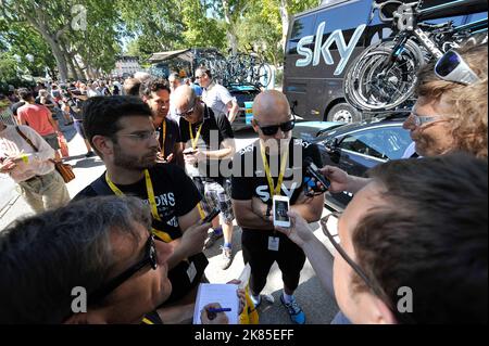 Sir David Brailsford, le principal de l'équipe Sky Procyclisme, est interviewé par la presse avant la phase 7 du Tour de France 2013, de Montpellier à Albi. Banque D'Images