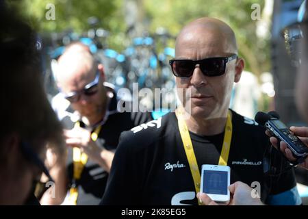 Sir David Brailsford, le principal de Team Sky Procycling, s'entretient avec les médias devant son bus d'équipe avant la phase 7 du Tour de France 2013, de Montpellier à Albi. Banque D'Images