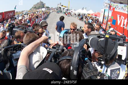 Richie porte, équipe Sky procycling, arrive derrière la ligne d'arrivée après son procès de temps au Mont Saint Michel pendant la phase 11 du Tour de France. Banque D'Images