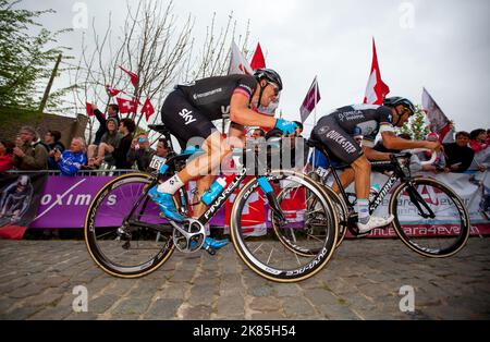 Edvald Boasson Hagen, de Team Sky, a été à cheval sur le paterberg à côté de Tom Boonen d'Omega Pharma lors du Tour de Flandre 2014 Banque D'Images