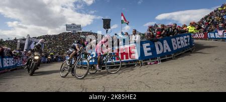 Nairo Alexander Quintana Rojas (Col) Movistar Team et Rigoberto Uran Uran (Col) Omega Pharma - Quick-Step Cycling Team grimpez les 50 derniers mètres jusqu'au sommet pour conserver son avance globale pendant la phase 20 du Giro d'italia 2014 Banque D'Images