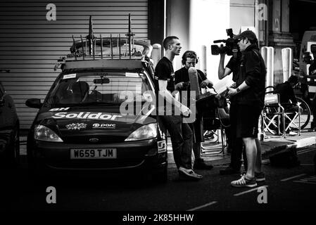 Ed Clancy, pilote du JLT de Rapha Condor, parle aux médias lors du Jupiter London Nocturne 2014 au Smithfield Market. Banque D'Images