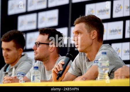 Tony Martin répond aux questions des médias lors de la conférence de presse de l'équipe Omega Pharma Quickstep avant le début du Tour de France à Leeds, Royaume-Uni. Banque D'Images