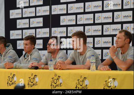 Mark Cavendish et ses coéquipiers Tony Martin Michal Kwiatowski sont présents et répondent aux questions des médias lors de la conférence de presse de l'équipe Omega Pharma Quickstep avant le début du Tour de France à Leeds, Royaume-Uni. Banque D'Images