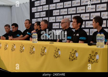 Le jour de la cérémonie d'ouverture du Tour de France, Team Sky tient une conférence de presse avant la course à Leeds. L'équipe Sky, dont Richie porte, Geraint Thomas, Sir David Brailsford et Geraint Thomas Banque D'Images