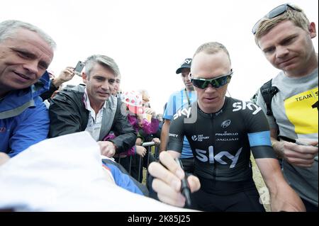 Chris Froome de Team Sky signe des autographes avant le début de l'étape 2 Banque D'Images