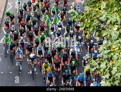 - Le tour Peloton le long de la rive bordée d'arbres vers Big Ben Banque D'Images