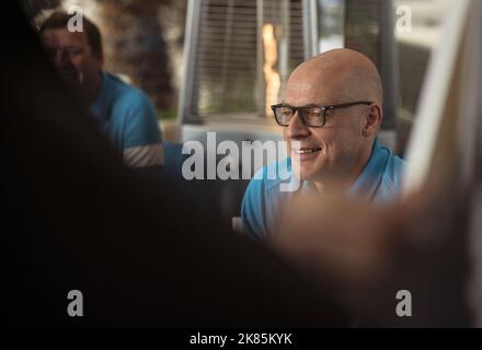 Sir Dave Brailsford, directeur de l'équipe, s'entretient avec la presse pendant le camp d'entraînement Sky à l'hôtel Vanity Sports, Puerto de Alcudia, Majorque. Banque D'Images