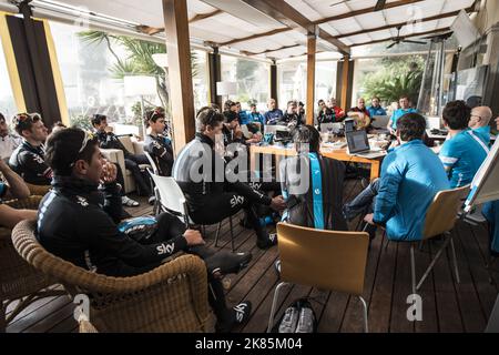 Sir Dave Brailsford, directeur de l'équipe, s'adresse aux médias lors du camp d'entraînement Sky à l'hôtel Vanity Sports, Puerto de Alcudia, Majorque. Banque D'Images