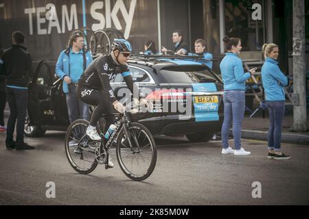 Sir Dave Brailsford, directeur de l'équipe, rejoint les cyclistes de l'équipe Sky lors d'une promenade d'entraînement dans la campagne Majorcan dans le cadre du camp d'entraînement Sky à l'hôtel Vanity Sports, Puerto de Alcudia, Majorque. Banque D'Images