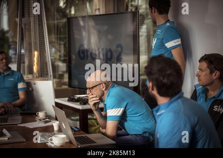 Sir Dave Brailsford, directeur de l'équipe, s'entretient avec la presse pendant le camp d'entraînement Sky à l'hôtel Vanity Sports, Puerto de Alcudia, Majorque. Banque D'Images