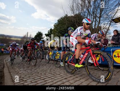 Luca Paolini dirige un petit groupe vers le haut du paterberg savoir que son chef d'équipe est dans la lutte pour la victoire Banque D'Images