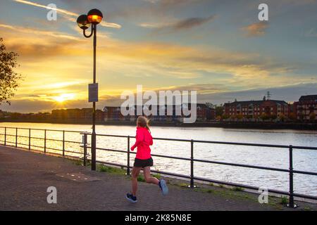 Preston, Lancashire. Météo Royaume-Uni. 21 octobre 2022. Des sorts clairs se développent un jour d'automne doux dans le nord-ouest. Les températures dans certaines parties du Royaume-Uni vont prendre un tour vers le haut dans les prochains jours, atteignant jusqu'à 20°C dans certaines parties. Une journée sèche est prévue, les conditions générales réglées étant la preuve de la pression élevée exercée dans le nord du Royaume-Uni. La course jusqu'au milieu de l'automne se sentira plus comme le printemps comme un panache de chaleur du continent et de l'Afrique du Nord apporte le ciel bleu et le soleil. Crédit : MediaWorldImages/AlamyLiveNews Banque D'Images