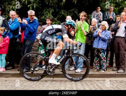 Mark Cavendish (Ettix Quickstep) pline un sillon isolé alors qu'il tente de se rapprocher des deux leaders du ciel de l'équipe Banque D'Images