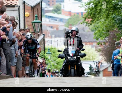 Mark Cavendish (Ettix Quickstep) pline un sillon isolé alors qu'il tente de se rapprocher des deux leaders du ciel de l'équipe Banque D'Images