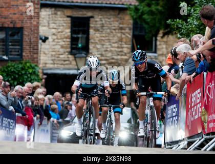 Peter Kennaugh (Team Sky) et Mark Cavendish (à gauche) (Ettix Quickstep) mènent la montée de Michaelgate Banque D'Images