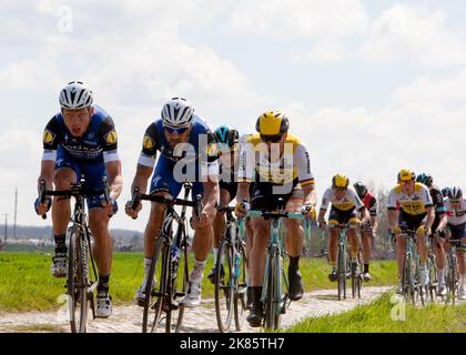 Tony Martin et Tom Boonen (Ettix Quick Step) forcent le rythme sur l'avant du peloton Banque D'Images