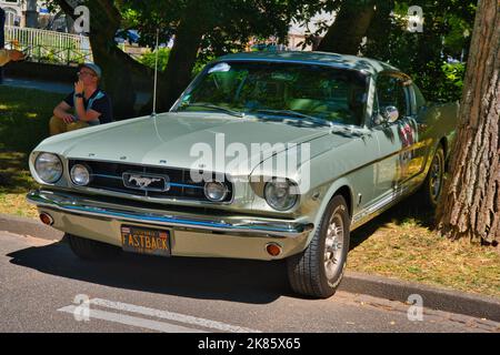 BADEN BADEN, ALLEMAGNE - JUILLET 2022: Gris Ford Mustang Fastback sport coupé 1967, oldtimer réunion à Kurpark. Banque D'Images