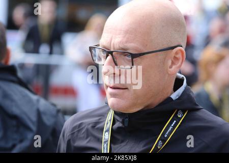 Le principal de l'équipe Sky, monsieur Dave Brailsford, à l'arrivée Banque D'Images