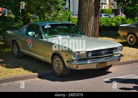 BADEN BADEN, ALLEMAGNE - JUILLET 2022: Gris Ford Mustang Fastback sport coupé 1967, oldtimer réunion à Kurpark. Banque D'Images