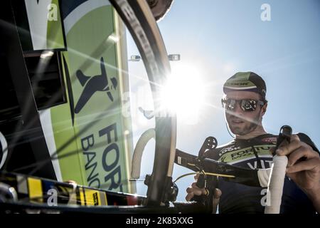 DaN McClay Team Fortuneo - Vital concept - GB - vérifie son vélo au début de la course à Bour en Bresse Banque D'Images