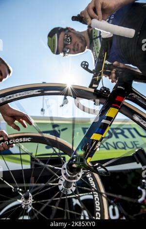 DaN McClay Team Fortuneo - Vital concept - GB - vérifie son vélo au début de la course à Bour en Bresse Banque D'Images