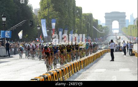 Les coureurs descendent les champs-Elysées pendant la phase 21 du Tour de France 2016 à Paris, en France, Chris Froome de Team Sky portant le maillot jaune peut être vu dans le pack Banque D'Images