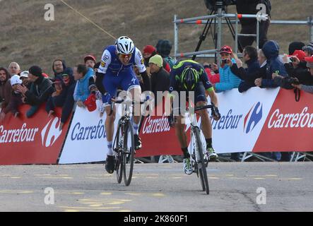 Alejandro Valverde, de l'équipe Movistar (à droite), dirige et Dan Martin, de l'équipe Quick-Step Floors, dans les derniers mètres Banque D'Images