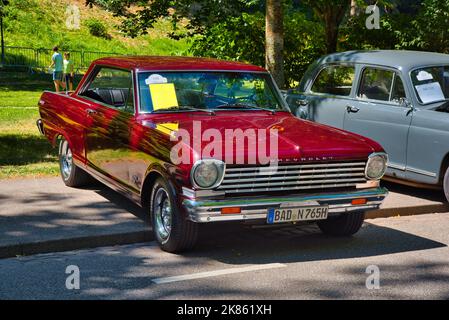 BADEN BADEN, ALLEMAGNE - JUILLET 2022 : Red 1965 Chevrolet Chevrolet II Nova SS coupé, oldtimer réunion à Kurpark. Banque D'Images