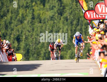 DaN Martin (Quick Step), de l'Irlande, fait des accusations devant Chris Froome (SKY), de Grande-Bretagne, et Richie porte (BMC), d'Australie, sur son chemin vers la ligne de la Planche des Belle filles Banque D'Images