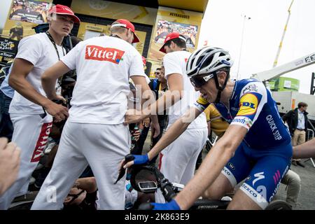 Le Dan Martin d'Irlande de Quick Step Floors franchit la ligne d'arrivée en 6th position de classement général 5th dans l'étape 12th du Tour de France 2017 Banque D'Images