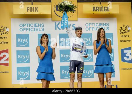 5th position Simon Yates du Grand Bricien sprint pour la ligne d'arrivée dans la phase 13th du Tour de France 2017 en conservant le maillot du chef de son jeune pilote en cerf-volant à Foix Banque D'Images