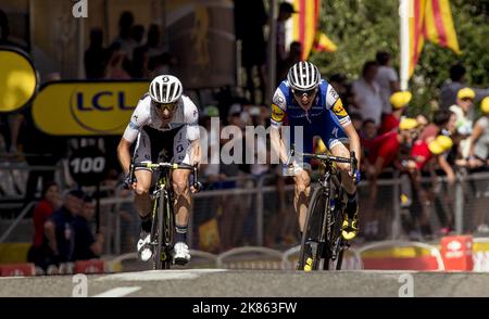 DaN Martin d'Irlande, Quick Step Floors et Simon Yates Orica Scott de Grande Brit pour la ligne d'arrivée dans la phase 13th du Tour de France 2017 Banque D'Images