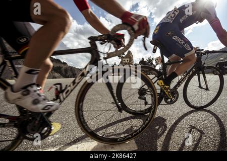 L'équipe irlandaise Dan Martin Quick Step Floors monte les derniers kilomètres, suivi de Tiesj Benoot devant le Mémorial de Louison Bobet et Fausto Coppi sur l'Izoard, en 18th étapes du Tour de France 2017 Banque D'Images