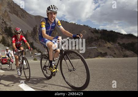 L'équipe irlandaise Dan Martin Quick Step Floors monte les derniers kilomètres, suivi de Tiesj Benoot devant le Mémorial de Louison Bobet et Fausto Coppi sur l'Izoard, en 18th étapes du Tour de France 2017 Banque D'Images