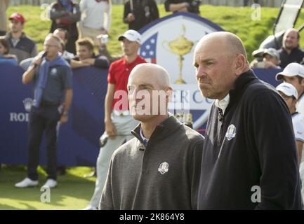 Le capitaine européen Thomas Bjorn et le capitaine américain Jim Furyk assistent à un événement médiatique pour le parcours de la Ryder Cup de l'année prochaine, avec une équipe avec des juniors de la FFG Elite Squad dans un match de défi spécial sur cinq trous du Golf National (1st, 15th, 16th, 17th et 18th). Sous la surveillance d'une foule de spectateurs, dont des centaines d'enfants des écoles de la région Banque D'Images