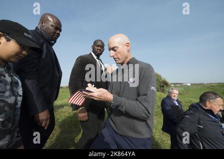 Le capitaine américain Jim Furyk assiste à un événement médiatique sur le parcours de la Ryder Cup de l'année prochaine, avec une équipe qui présente des juniors de la FFG Elite Squad dans un match de défi spécial de plus de cinq trous du Golf National (1st, 15th, 16th, 17th et 18th). Sous la surveillance d'une foule de spectateurs, dont des centaines d'enfants des écoles de la région Banque D'Images