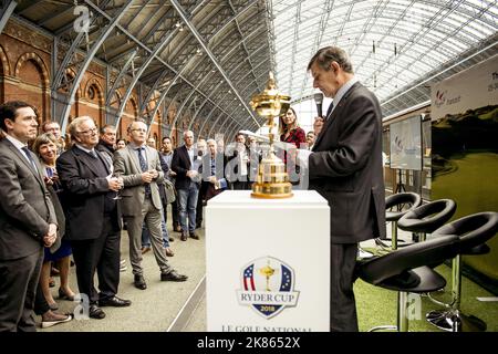 Jean Pierre Jouyet - Royaume-Uni - l'ambassadeur de France s'affiche à côté de la Ryder Cup lors de l'appel média de la Ryder Cup - Rendezvous King Cross train Station Royaume-Uni pour la French Ryder Cup 2018 tenue au Golf le National. Banque D'Images