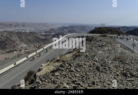 Le peleton descendant la montée de Quiriyat Stage 3 Tour d'Oman 2018 de l'Université allemande de technologie au barrage de Wadi Dayqah Banque D'Images