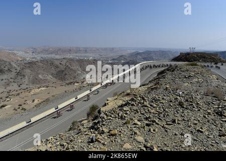 Le peleton descendant la montée de Quiriyat Stage 3 Tour d'Oman 2018 de l'Université allemande de technologie au barrage de Wadi Dayqah Banque D'Images