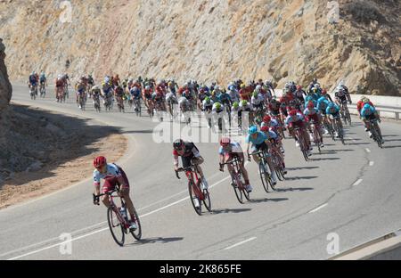 Le peleton descendant la montée de Quiriyat Stage 3 Tour d'Oman 2018 de l'Université allemande de technologie au barrage de Wadi Dayqah Banque D'Images