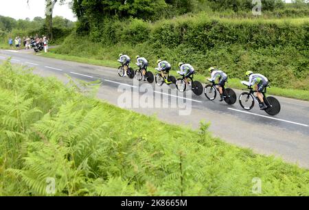 L'équipe de cyclisme dimension Data s'affronte lors de la troisième étape de l'édition 70th de la course cycliste Criterium du Dauphine Banque D'Images