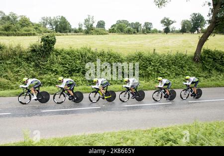 L'équipe de cyclisme dimension Data s'affronte lors de la troisième étape de l'édition 70th de la course cycliste Criterium du Dauphine Banque D'Images