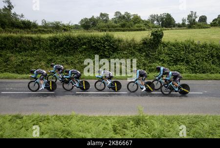 Les coureurs de l'équipe cycliste Vital concept participent à la troisième étape de l'édition 70th de la course cycliste Criterium du Dauphine Banque D'Images