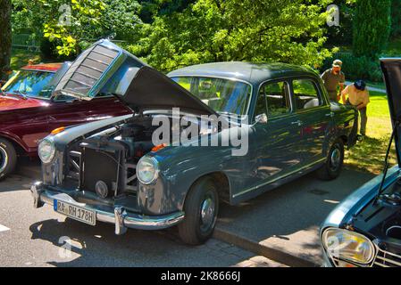 BADEN BADEN, ALLEMAGNE - JUILLET 2022 : Mercedes-Benz W120 W121 1953 gris, réunion oldtimer à Kurpark. Banque D'Images