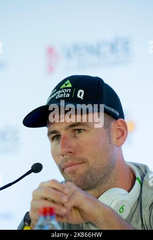 Mark Cavendish, de la Grande-Bretagne et de Team dimension Data, répond aux questions des médias internationaux avant la cérémonie d'ouverture Banque D'Images